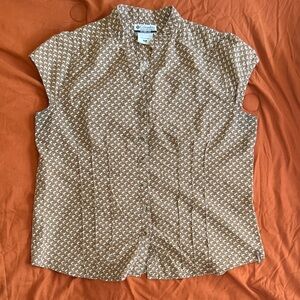 Columbia Tan & White Sleeveless Button-Up Blouse